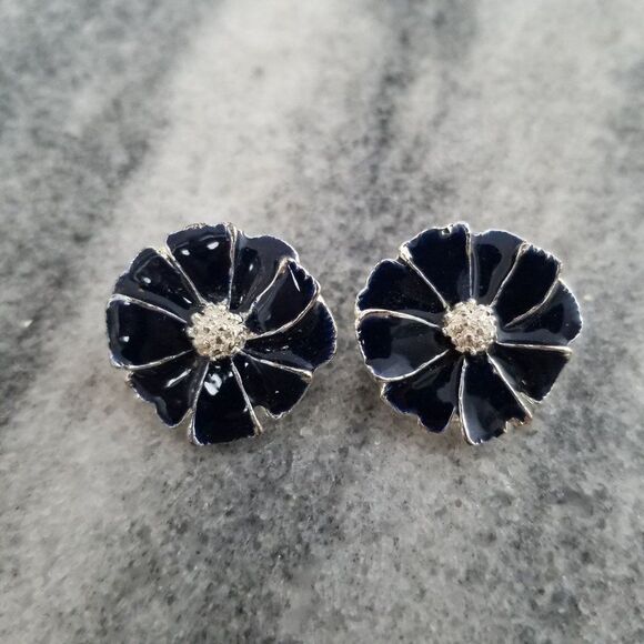 Vintage Black Enmale Flower Clip On Earrings, Silver Tone, Retro Estate Deisgn - Picture 1 of 4